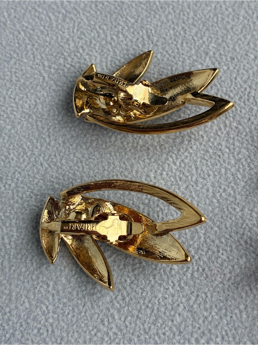 Trifari and Napier Vintage Designer Clip On Earrings, Gold Tone - Picture 5 of 8